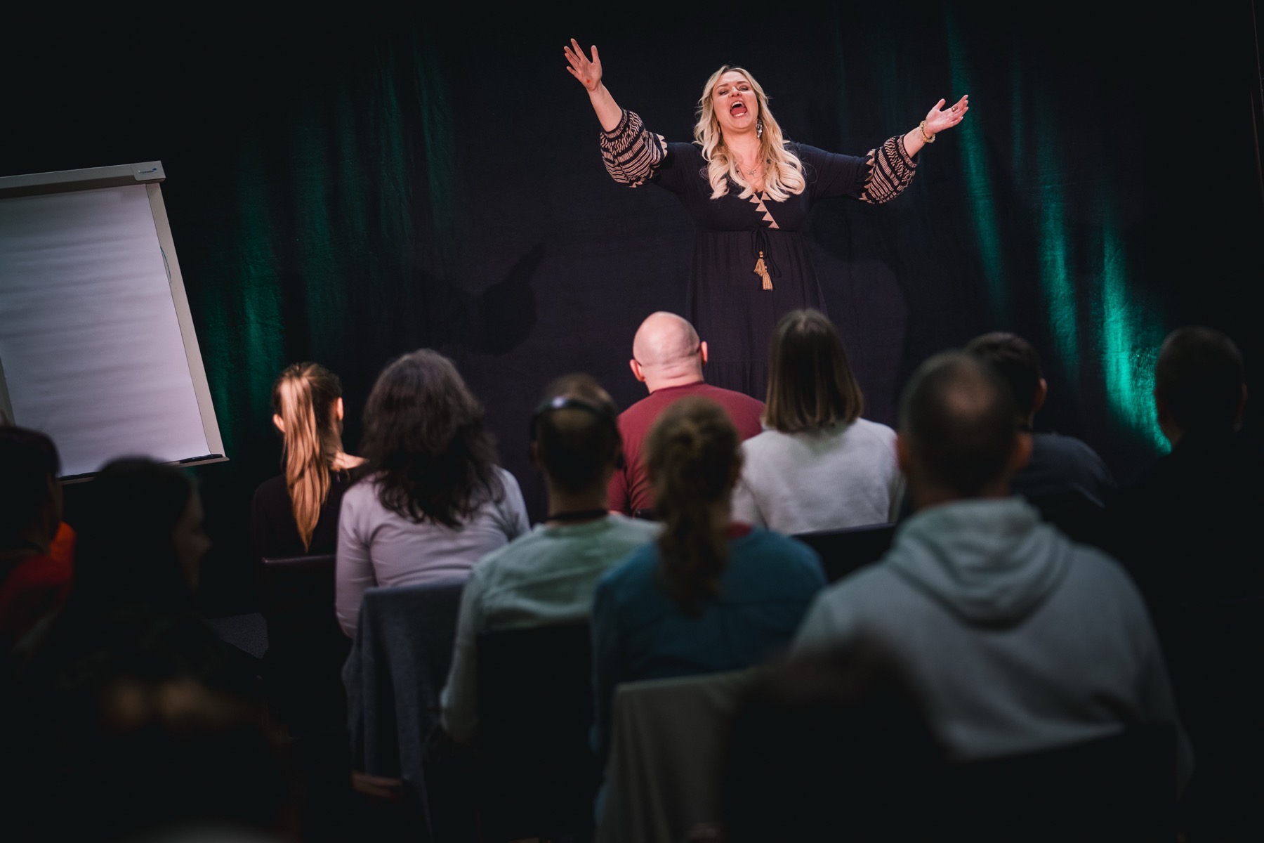 Yvonne Schönau im Workshop, Arme weit offen