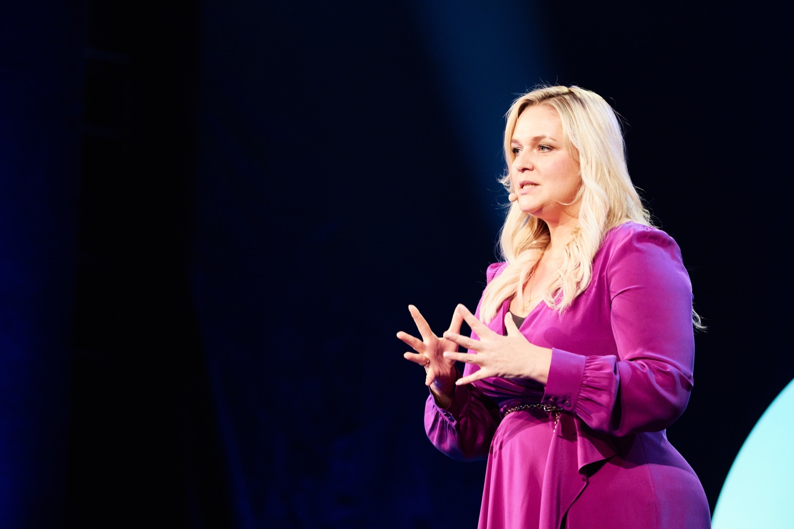 Yvonne Schönau als Speakerin auf der Bühne